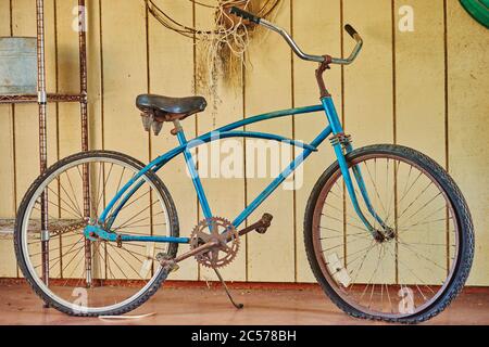 Vecchia bicicletta come decorazione in un parco, Oahu Island, Oahu, Hawaii, Aloha state, Stati Uniti Foto Stock