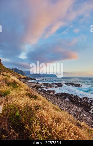 Paesaggio della spiaggia nel Ka'ena Point state Park, Isola Hawaiiana di Oahu, Oahu, Hawaii, Aloha state, Stati Uniti Foto Stock