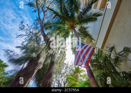 Bandiera degli Stati Uniti sul memoriale di guerra 'Waikiki Natatorium War Memorial', Honolulu, Oahu Island, Oahu, Hawaii, Aloha state, USA Foto Stock