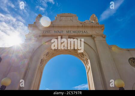 Porta al memoriale di guerra 'Waikiki Natatorium War Memorial', Honolulu, Isola Hawaiiana di Oahu, Oahu, Hawaii, Aloha state, USA Foto Stock