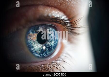 Macro foto dell'occhio della donna e del pianeta Terra Foto Stock
