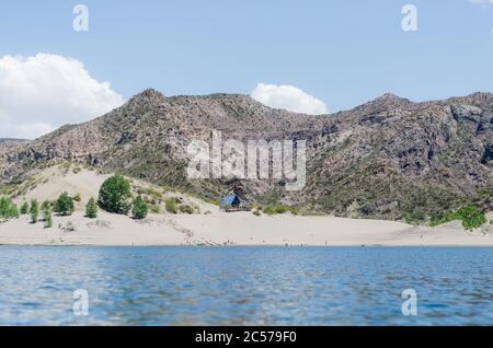 Vista del Canyon Atuel a San Rafael, Mendoza, Argentina con un cielo blu sullo sfondo Foto Stock