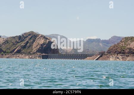 Vista del Canyon Atuel a San Rafael, Mendoza, Argentina con un cielo blu sullo sfondo Foto Stock