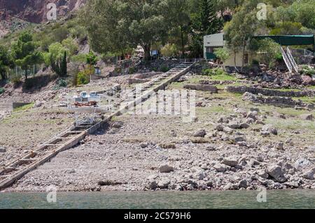 Visualizza gli alberi e la costruzione del Canyon Atuel a San Rafael, Mendoza, Argentina Foto Stock