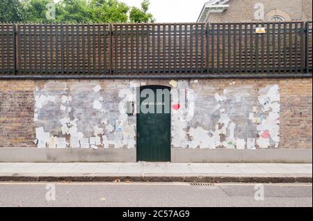 Messaggi dei fan della regina si sono Uniti all'ex residenza Garden Lodge di Freddie Mercury, sul Logan Place a Kensington, Londra ovest, Regno Unito Foto Stock