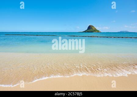 Onde impetuose sulla spiaggia di sabbia, Kualoa Rock Beach, Kualoa Point, Mokoli'i Island, Kualoa Regional Park, Hawaiian Islands, Hawaii, Aloha state, USA Foto Stock