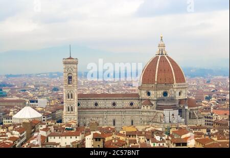 Firenze 2016, vista aerea dei tetti rossi della città e della cupola del brunelleschi della chiesa di Santa Maria del Fiore dalla torre di Arnolfo Foto Stock