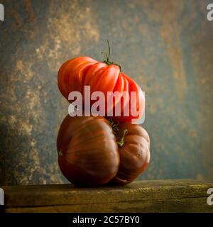 Primo piano di pomodori rossi uno sull'altro Foto Stock