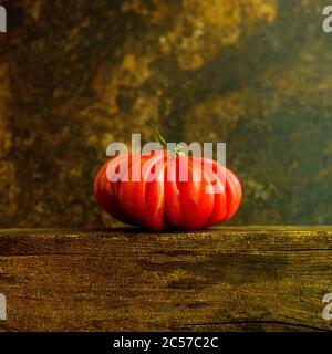 Titolo : pomodoro rosso su fondo marrone Foto Stock