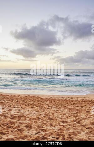 Onde che corrono sulla spiaggia sabbiosa al tramonto, sulla Sunset Beach a Oahu, Costa Nord, Isola Hawaiiana di Oahu, Oahu, Hawaii, Aloha state, Stati Uniti Foto Stock