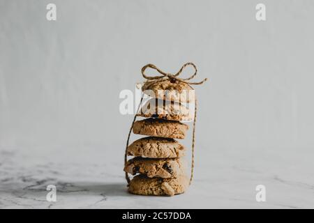 Una pila di biscotti di mirtillo di avena legati con un packthread Foto Stock