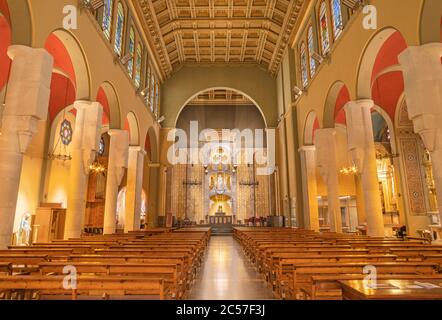 BARCELLONA, SPAGNA - 3 MARZO 2020: La navata della chiesa di Iglesia Santa Maria de Gracia de Jesus. Foto Stock