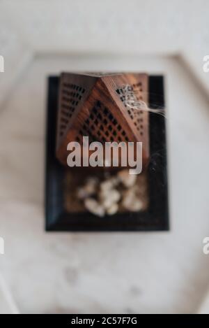 Un tradizionale fornello o bruciatore di frankincenso Omani, utilizzando lacrime di resina sacra di Boswellia, di provenienza locale, riscaldate in modo da emettere i loro aromi unici Foto Stock