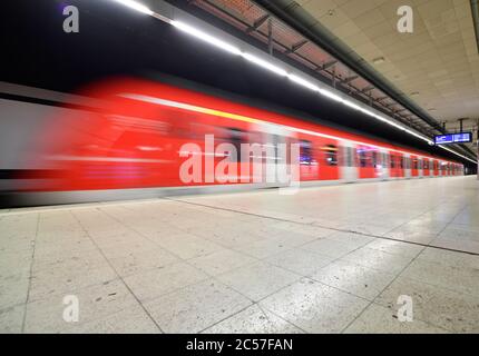 Alla corsa della stazione della S-Bahn orfana Stadtmitte, blocco durante la crisi della corona, Stoccarda, Baden-Württemberg, Germania Foto Stock