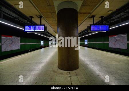 Alla corsa della stazione della S-Bahn orfana Stadtmitte, blocco durante la crisi della corona, Stoccarda, Baden-Württemberg, Germania Foto Stock