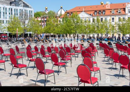 Circa 1000 sedie vuote si trovano sulla piazza della cattedrale di Magdeburgo. Con la protesta, i proprietari di ristoranti hanno richiamato l'attenzione sulla situazione precaria di Foto Stock