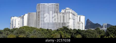 Alti edifici residenziali che si innalzano dalla vegetazione tropicale di Rio De Janerio Foto Stock