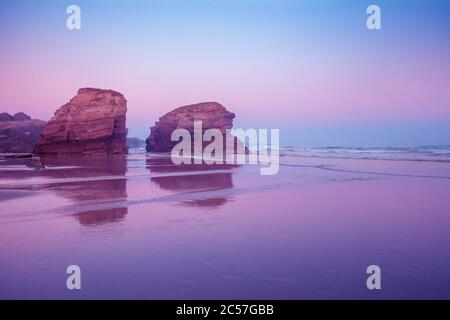 Costa rocciosa al tramonto. Spiaggia Playa de Las Catedrales a Ribadeo, Spagna, Europa Foto Stock