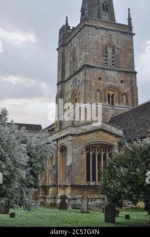 Burford Church e cimitero in Oxfordshire in una gelida mattina d'inverno. Foto Stock