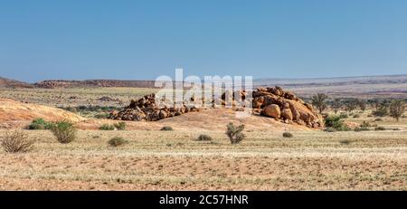 Deserto intorno alla montagna Brandberg. Paesaggio vicino luogo con dipinti di roccia della Madonna Bianca. Namibia, Africa selvaggia Foto Stock