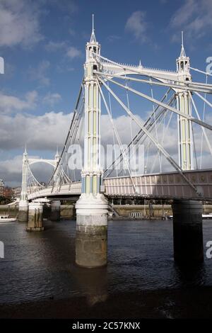 Vista sul Tamigi, sul lato sud di Battersea, guardando verso Chelsea, sul ponte Albert il 1° febbraio 2020 a Londra, Inghilterra, Regno Unito. Albert Bridge è un ponte stradale sulla Tideway del Tamigi che collega Chelsea nel centro di Londra a nord, riva sinistra a Battersea a sud. Progettato e costruito da Rowland Mason Ordish nel 1873. Foto Stock