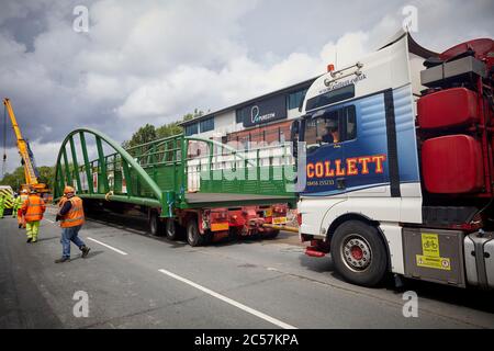 A57 Hyde Road a Gorton ha un nuovo ponte pedonale aggiunto alla vecchia linea ferroviaria ora Fallowfield ciclo parte della strada che allarga Collett HGV spinta Foto Stock