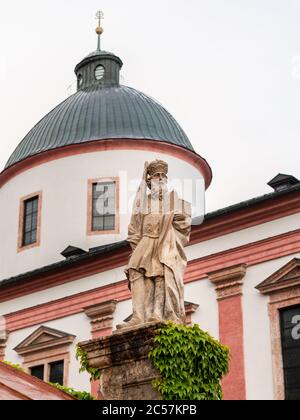 Statua di fronte alla Basilica della nascita della Vergine Maria a Mariazell (Austria) Foto Stock