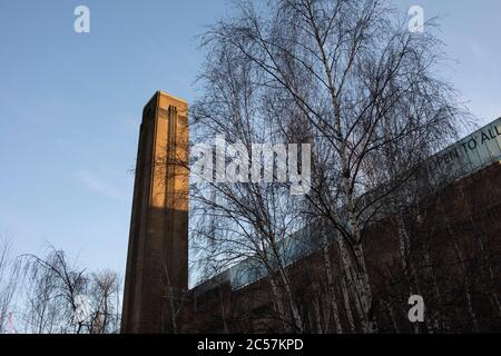 Chimney of Tate Modern Museum of Art on the Southbank, sede di collezioni d'arte contemporanea il 12 gennaio 2020 a Londra, Inghilterra, Regno Unito. Un residuo industriale della centrale elettrica di Bankside, che è una centrale elettrica decommissionata, e ora galleria d'arte moderna. Foto Stock