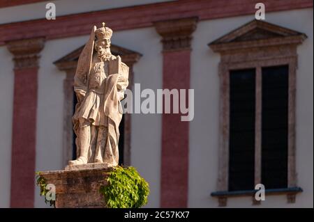 Statua di fronte alla Basilica della nascita della Vergine Maria a Mariazell (Austria) Foto Stock