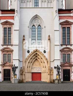 Ingresso principale della Basilica della nascita della Vergine Maria a Mariazell (Austria) Foto Stock