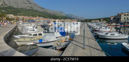 Barche di pescatori a Makarska, Croazia il 9 giugno 2019. Foto Stock