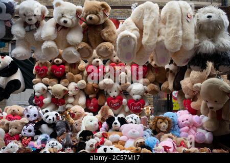 Teddy Bear si trova al Pettycoat Lane Market nella città di Londra il 2 febbraio 2020 a Londra, Inghilterra, Regno Unito. Petticoat Lane Market è un mercato della moda e dell'abbigliamento nell'East End di Londra. Si compone di due mercati adiacenti. Il mercato di Wentworth Street è aperto sei giorni alla settimana e il mercato di Middlesex Street è aperto solo la domenica. Il nome Petticoat Lane è venuto non solo dalla vendita di Petticoat, ma dalla favola che avrebbero rubato il petticoat ad una fine del mercato e venderlo di nuovo a voi all'altra. Foto Stock