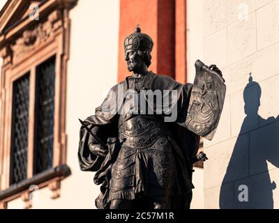 Statua di fronte alla Basilica della nascita della Vergine Maria a Mariazell (Austria) Foto Stock