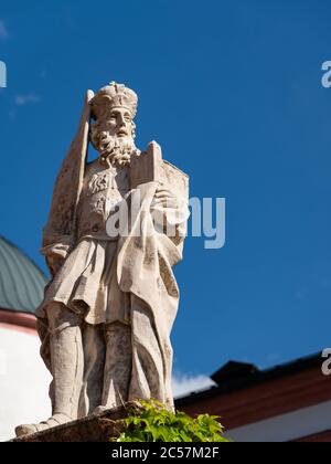 Statua di fronte alla Basilica della nascita della Vergine Maria a Mariazell (Austria) Foto Stock