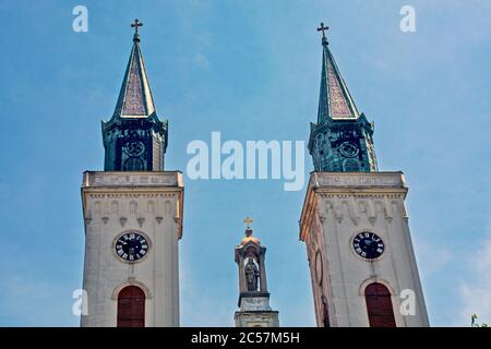 Sombor, Serbia, 13 giugno 2020. Chiesa cattolica e bella piazza di fronte ad essa nella città di Sombor. Foto Stock