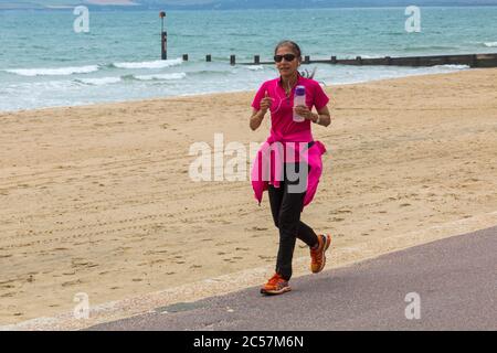 Bournemouth, Dorset UK. 1 luglio 2020. Tempo in Gran Bretagna: Mattina ventilata e nuvolosa alle spiagge di Bournemouth, poiché poche persone visitano il mare, possono quindi aderire a misure di allontanamento sociale. Credit: Carolyn Jenkins/Alamy Live News Foto Stock