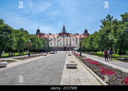 Sombor, Serbia, giugno 13. 2020. La casa di città in Sombor e la piazza di fronte ad esso. Foto Stock