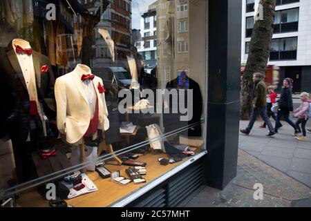 Tuxedos in vendita nella vetrina di Lipman e Sons il 18 febbraio 2020 a Londra, Inghilterra, Regno Unito. Lipman e figli, hanno venduto abiti e abiti da uomo formali e classici in città e West End, sia per l'affitto o l'acquisto per oltre 75 anni. Foto Stock