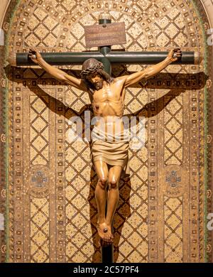 BARCELLONA, SPAGNA - 3 MARZO 2020: Il dettaglio della crocifissione scolpita nel crucco Iglesia Santa Maria de Gracia de Jesus dal 19. Cent. Foto Stock