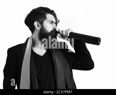 Uomo barbuto, barba lunga. Brutale hipster caucasico con baffi in tuta nera con cravatte colorate sulle spalle tenendo bottiglia isolato su sfondo bianco studio Foto Stock