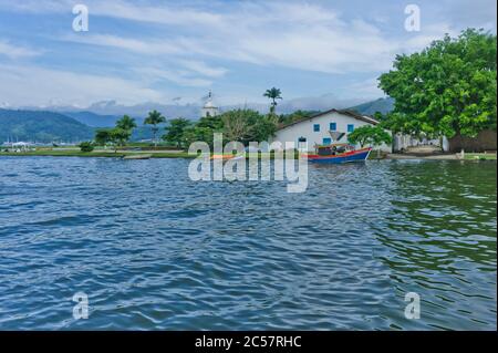 Canale Paraty, vista sulla città vecchia, Brasile Foto Stock