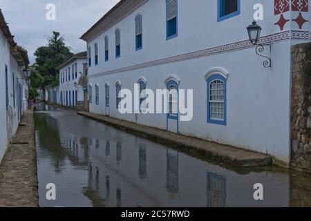 Paraty, vista sulla strada della città vecchia, Brasile Foto Stock