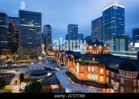 Giappone, Isola di Honshu, Kanto, Tokyo, la stazione di Tokyo di notte. Foto Stock