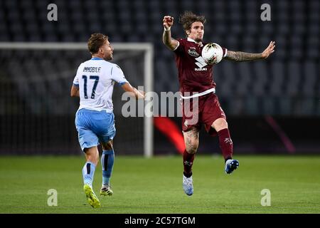 Torino, Italia - 30 giugno 2020: Lyanco (Lyanco Evangelista Silveira Neves Vojnovic) (R) del Torino FC compete per la palla con Ciro immobile della SS Lazio durante la serie A di calcio tra Torino FC e SS Lazio. SS Lazio vince il 2-1 rispetto al Torino FC. Credit: Nicolò campo/Alamy Live News Foto Stock