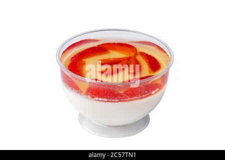 Dessert mousse in tazzina di plastica da asporto isolata su bianco Foto Stock