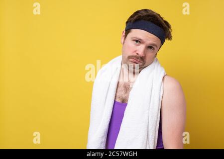 l'uomo è sconvolto dai suoi risultati di formazione. Foto Stock