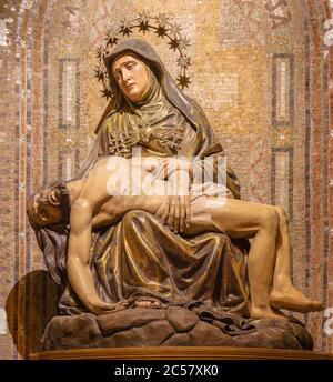 BARCELLONA, SPAGNA - 5 MARZO 2020: La scultura policromo scolpita di Pietà (deposizione) nella chiesa di Iglesia Santa Maria de Gracia. Foto Stock