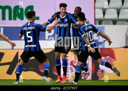 Parma, Italia - 28 giugno 2020: Alessandro Bastoni (2° da L) del FC Internazionale celebra dopo aver segnato un gol durante la Serie A una partita di calcio tra Parma Calcio e FC Internazionale. Il FC Internazionale ha vinto 2-1 su Parma Calcio. Credit: Nicolò campo/Alamy Live News Foto Stock