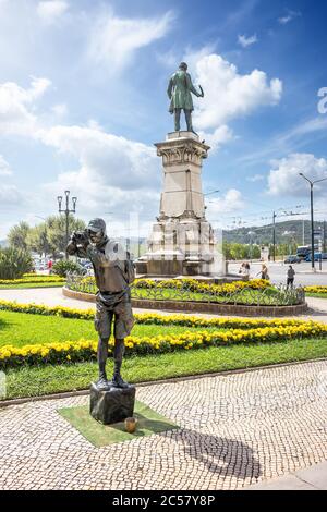 Coimbra, Portogallo - 10 agosto 2019: Statua vivente il turista a Largo da Portagem a Coimbra, Portogallo. III Mostra delle statue viventi di Coimbra. Foto Stock