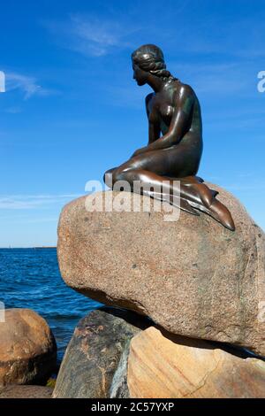 Sirenetta (Den lille havfrue) statua sulla base di eroina di Hans Christian Andersen fiaba Foto Stock